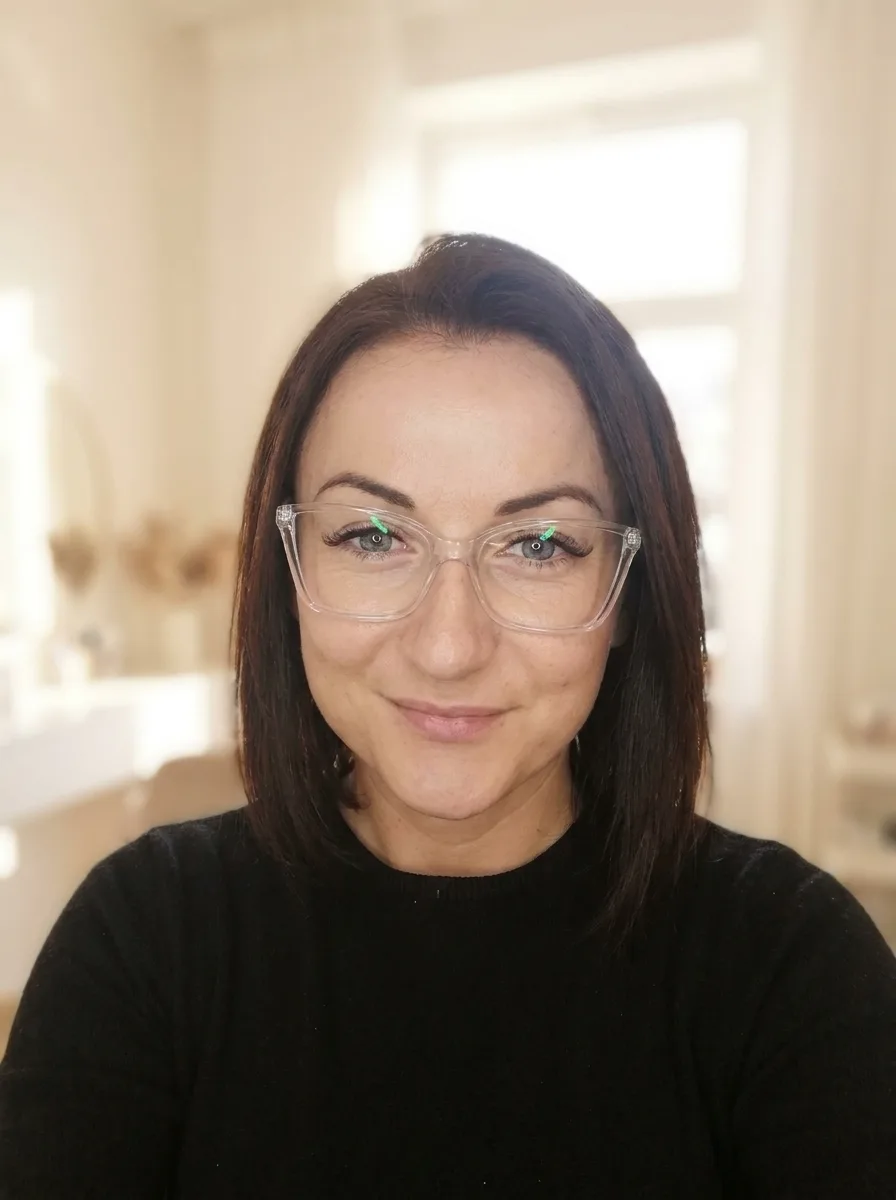 Właścicielka gabinetu ESTÁ BIEN — portret w naturalnym, ciepłym świetle